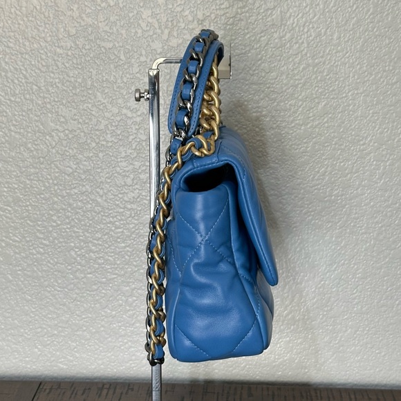 $6,900 CHANEL 19 Flap Bag Medium Blue 21P Excellent Condition - Picture 4 of 16